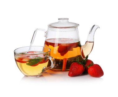 Aromatik meyve çayı, çilek ve beyaz üzerine izole edilmiş nane şekeri.