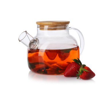 Beyaz üzerine aromatik meyve çayı, çilek ve nane aromalı cam çaydanlık.