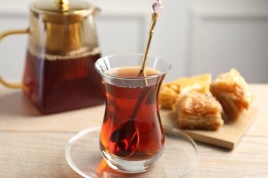 Tahta masada baklava ile servis edilen lezzetli Türk çayı.