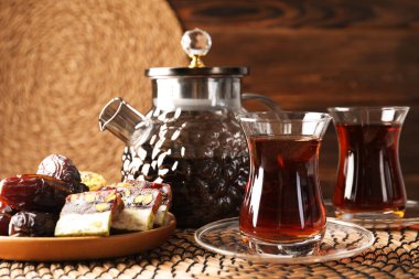 Lezzetli Türk çayı, masada şekerlerle servis edilir.