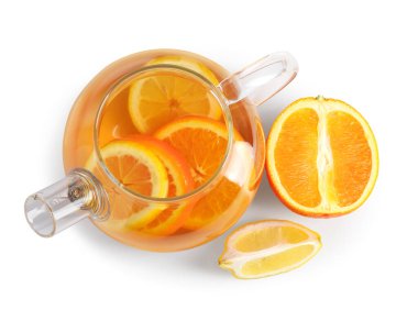 Cam çaydanlık aromalı meyve çayı, portakal ve limon beyaza izole edilmiş, üst manzara.