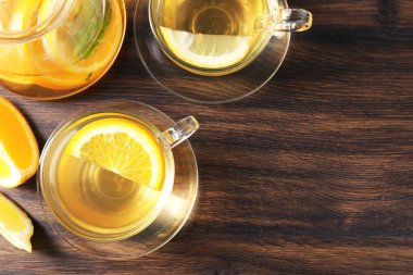 Tahta masada portakal ve limonlu Aromatik meyve çayı. Metin için boşluk