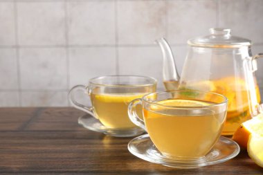 Ahşap masada portakal ve limonlu Aromatik meyve çayı, yakın plan. Metin için boşluk
