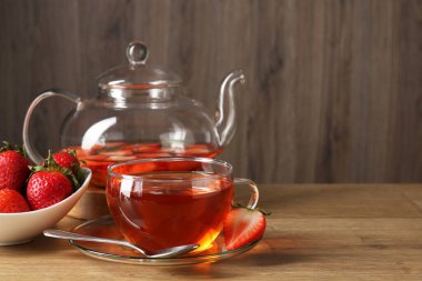 Ahşap masadaki çilekli Aromatik meyve çayı, yakın plan. Metin için boşluk