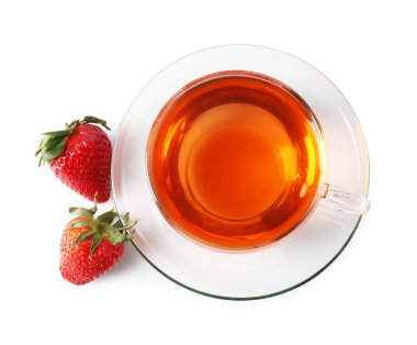 Cam bardakta Aromatik meyve çayı ve beyaza izole edilmiş çilek, üst manzara.