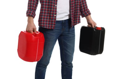 Beyaz arka planda plastik kutuları olan adam, yakın plan.