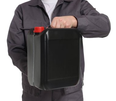 Beyaz arka planda plastik kutu tutan adam, yakın plan.