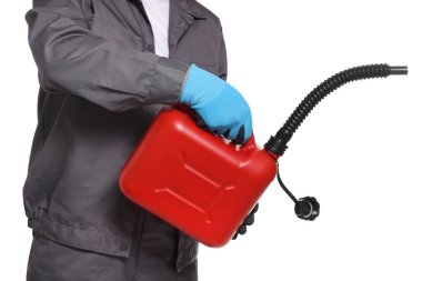 Beyaz arka planda plastik kutu tutan adam, yakın plan.