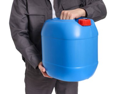 Beyaz arka planda plastik kutu tutan adam, yakın plan.