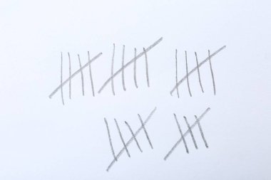 Beyaz arkaplanda kalem çizerek günleri saymak, yakınlaştırma