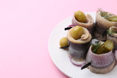 Zeytinli, turşulu, dereotlu ve soğanlı lezzetli ringa balıkları, yakın plan. Metin için boşluk