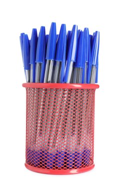 Birçok kalem beyaz üzerine izole edilmiş.