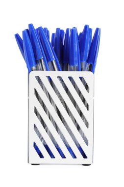 Birçok kalem beyaz üzerine izole edilmiş.