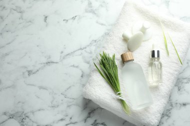 Beyaz mermer zemin üzerinde buğday çimi olan spa kompozisyonu, üst manzara. Metin için boşluk
