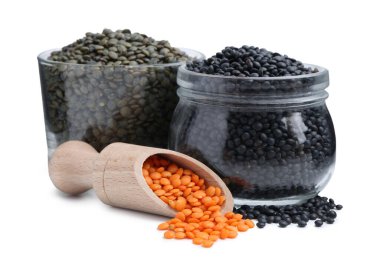 Beyaza izole edilmiş farklı mercimek türleri