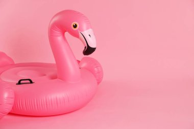 Pembe arkaplanda şişirilebilir flamingo şekilli halka, metin için boşluk