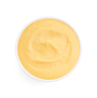 Lezzetli peynir sosu beyaz kasede izole edilmiş, üst manzara.