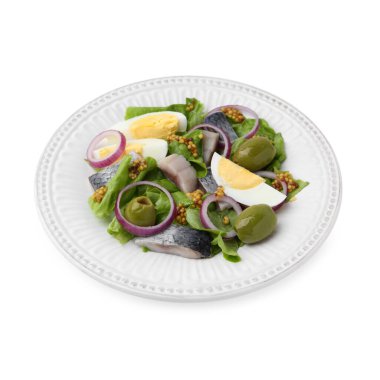 Beyaz arka planda ringa balığı, yumurta, hardal ve sebzeli lezzetli salata.