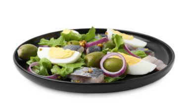 Beyaz arka planda ringa balığı, yumurta, hardal ve sebzeli lezzetli salata.