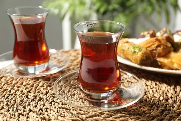 Geleneksel Türk çayı cam bardaklar ve tatlılar, masa, yakın çekim