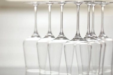 Bulanık arkaplanda boş bardaklar, yakın plan