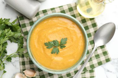 Beyaz masada maydanozlu leziz mercimek kremalı çorba.