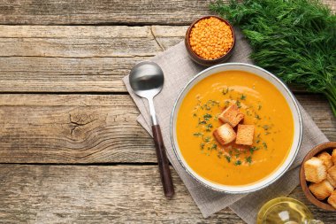 Tahta masada servis edilen leziz mercimek kremalı çorba. Metin için boşluk