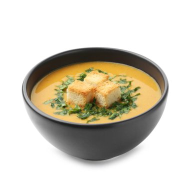 Ekmek arası mercimek kremalı çorba ve maydanozlu beyaz tencereye izole edilmiş.