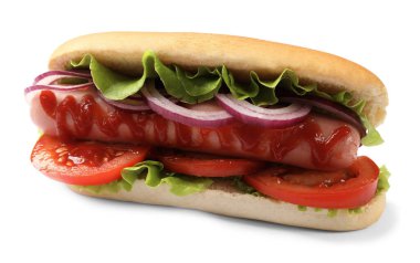 Beyaz arka planda domates, soğan, marul ve ketçaplı lezzetli sosisli sandviç.