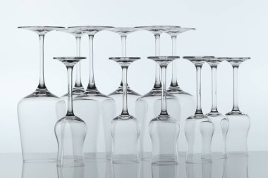 Ayna yüzeyinde pek çok temiz cam var.