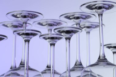 Açık arkaplanda birçok temiz bardak, yakın plan