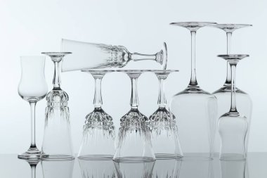 Ayna yüzeyinde pek çok temiz cam var.