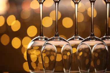 Bulanık ışıklara karşı birçok temiz bardak, yakın plan. Bokeh etkisi