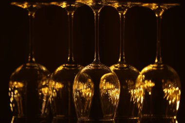 Siyah arkaplanda temiz camlar, yakın plan.