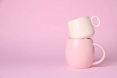 Pembe arka planda bir yığın bardak. Metin için boşluk
