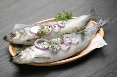 Siyah masada baharatlı ringa balıkları, yakın plan.