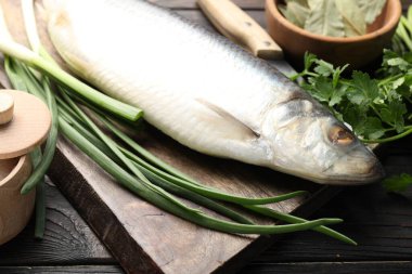 Ahşap masada baharatlı ringa balığı, yakın plan.