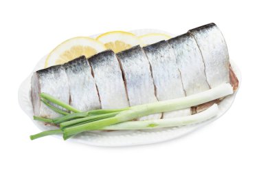 Limon dilimleri ve beyaz üzerine izole edilmiş yeşil soğanlı lezzetli ringa balıkları.