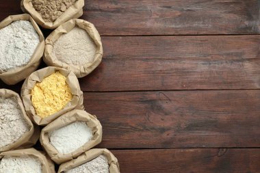 Tahta masadaki kağıt torbalarda farklı türde un var. Metin için boşluk