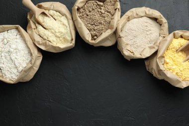 Siyah masada, kağıt torbalarda farklı tipte un var. Metin için boşluk