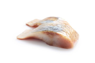 Lezzetli ringa balıkları beyaz renkte izole edilmiş.