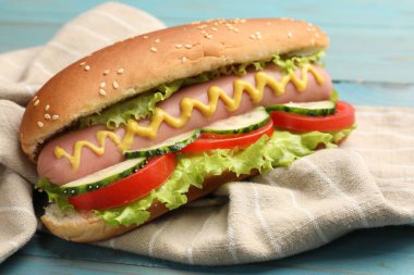 Sebzeli lezzetli sosisli, mavi ahşap masa, yakın plan.