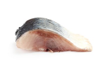 Lezzetli ringa balığı beyaz renkte izole edilmiş.