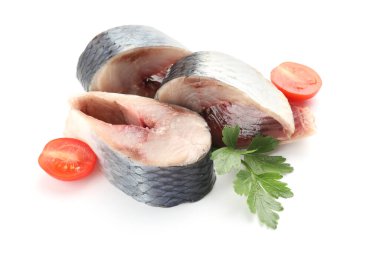 Domatesli ve maydanozlu lezzetli ringa balıkları.