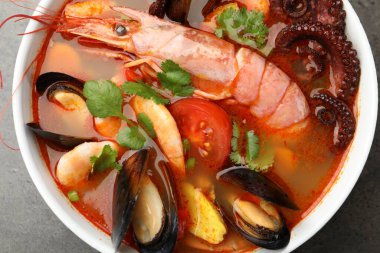 Lezzetli deniz ürünleri çorbası. Gri masada, üst tarafta.