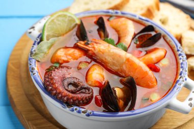 Lezzetli deniz ürünleri çorbası masada, yakın plan.