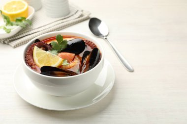 Hafif ahşap masada servis edilen lezzetli deniz ürünleri çorbası. Metin için boşluk