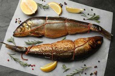 Limon dilimleri, biber ve biberiyeli nefis tütsülenmiş ringa balığı.