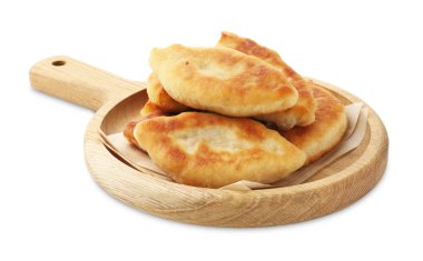 Lezzetli kızarmış pirizky (doldurulmuş turtalar) beyaz üzerine izole edilmiş.