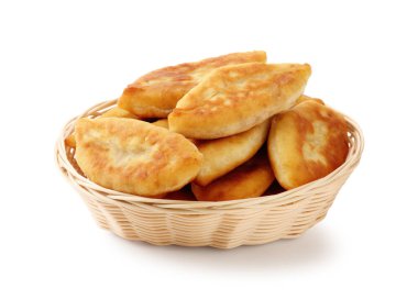 Lezzetli kızarmış pirizky (doldurulmuş turtalar) beyaz üzerine izole edilmiş.